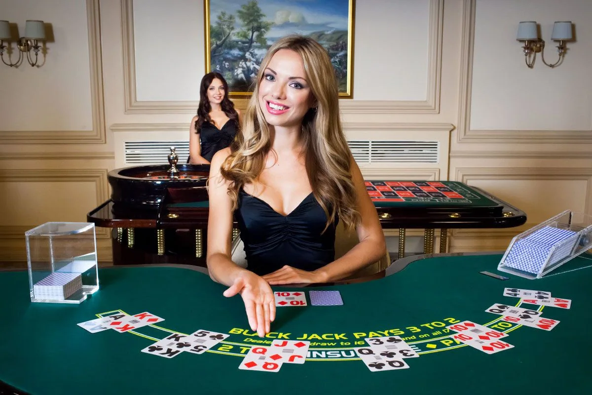 Dealer live dan area meja permainan yang terlihat melalui layar mobile