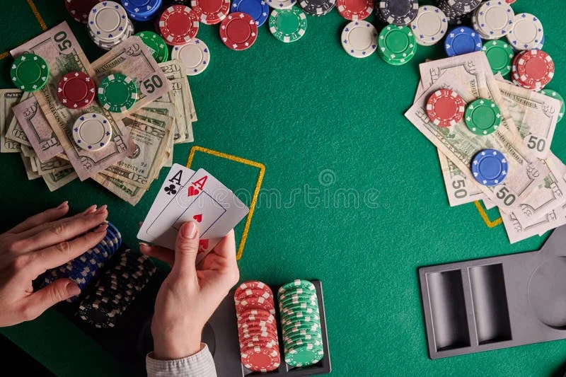 Meja baccarat dan permainan kartu pada antarmuka kasino digital